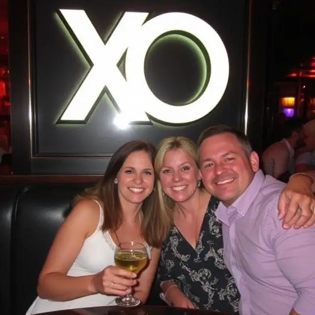 Guests enjoying a moment at XO-Lounge